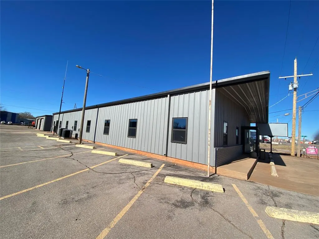 Front exterior — 108 W 12th Street, Elk City, OK 73644