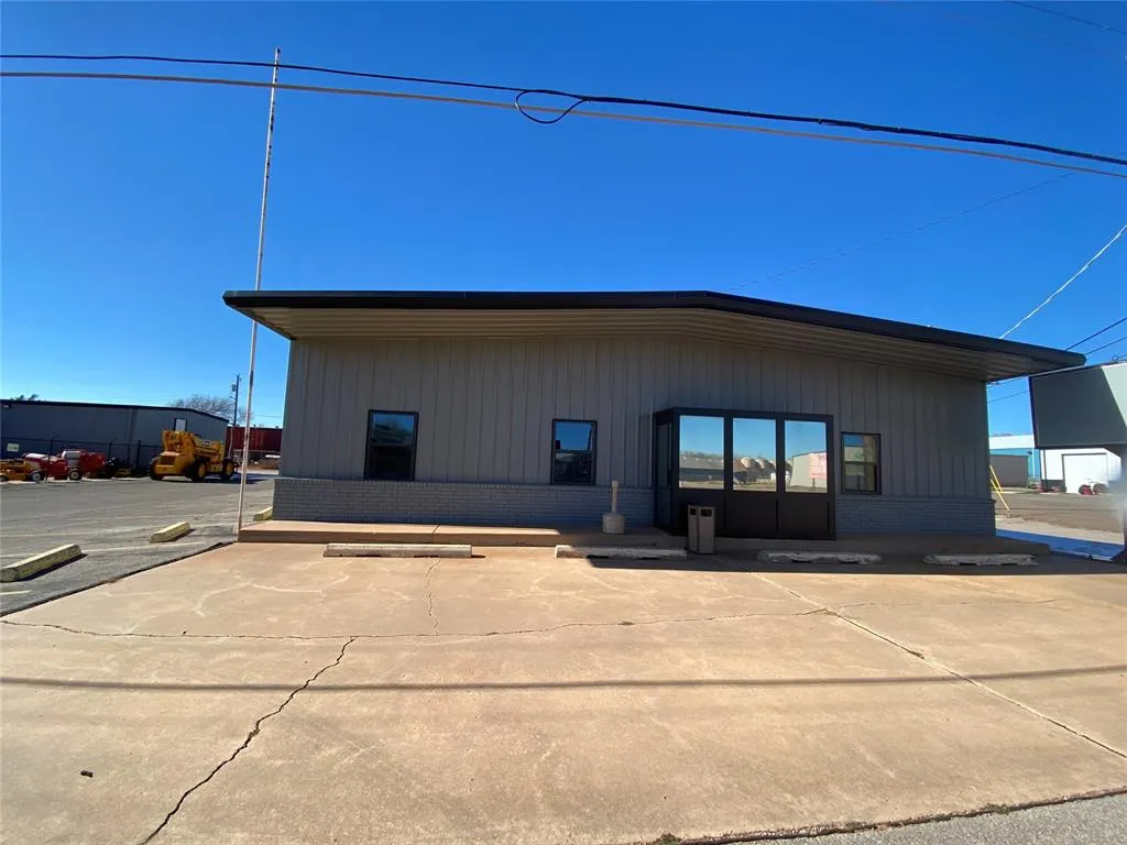 Photo 2 — 108 W 12th Street, Elk City, OK 73644