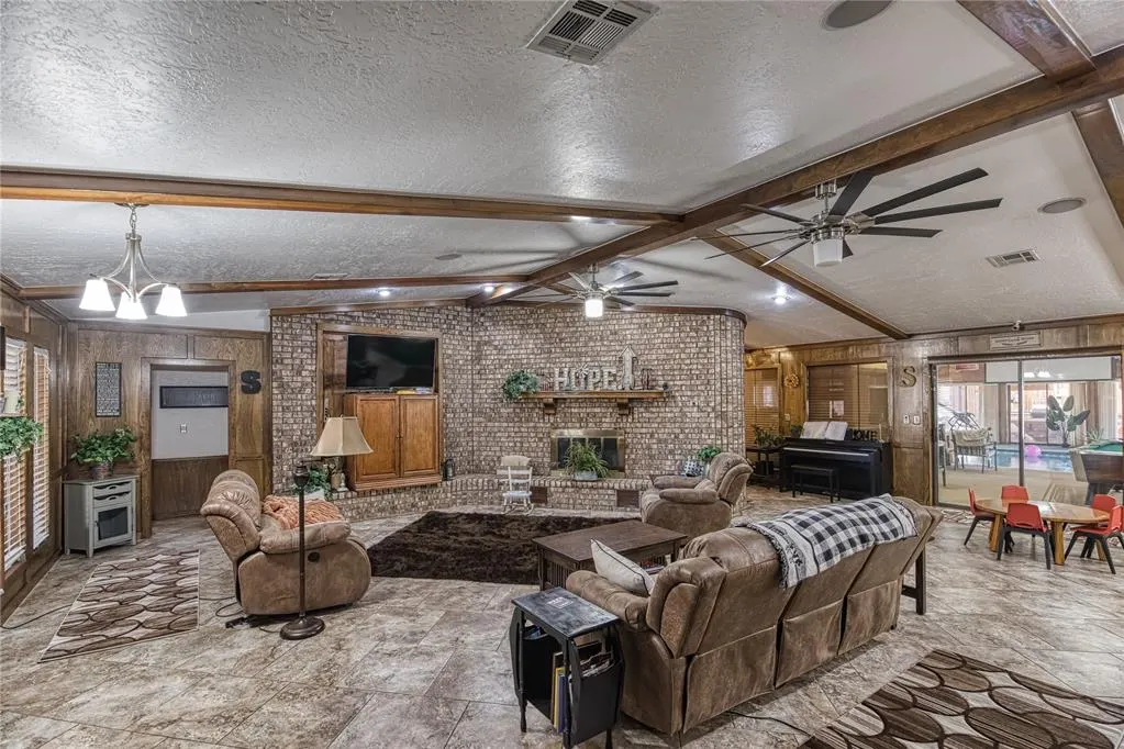 Photo 3 — 909 N Randall Avenue, Elk City, OK 73644