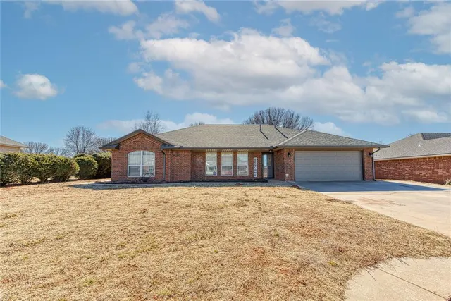 Front exterior — 122 Calhoon Street, Elk City, OK 73644