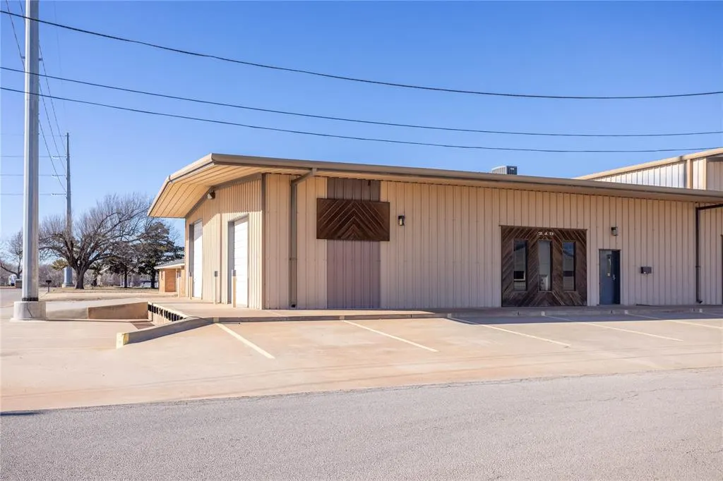 Photo 2 — 219 S 8th Street, Weatherford, OK 73096