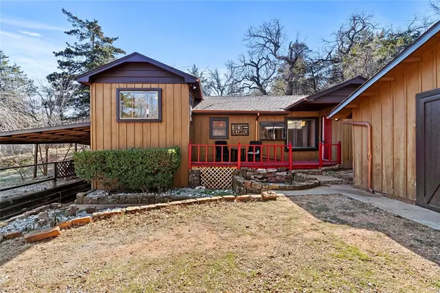 Photo 2 — 569 5th Street, Hinton, OK 73047