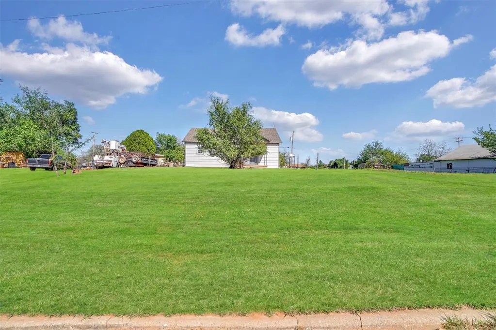 Photo 3 — 906 N Jackson Street, Altus, OK 73521