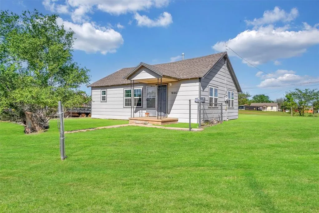 Front exterior — 906 N Jackson Street, Altus, OK 73521