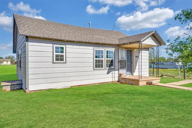 Photo 2 — 906 N Jackson Street, Altus, OK 73521