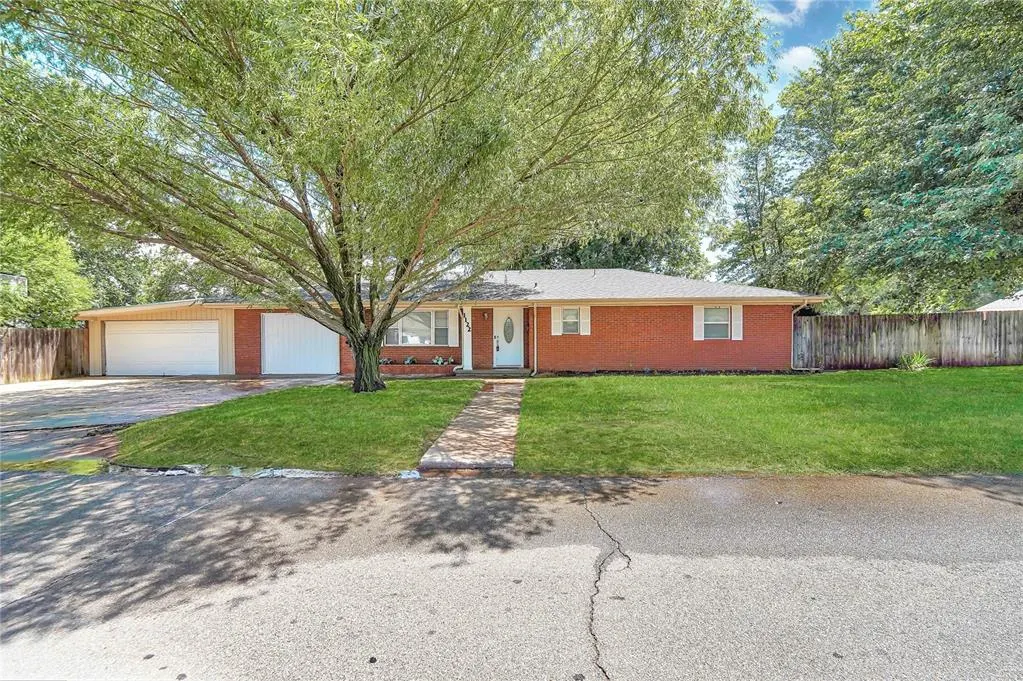 Front exterior — 1122 W Ave C, Elk City, OK 73644