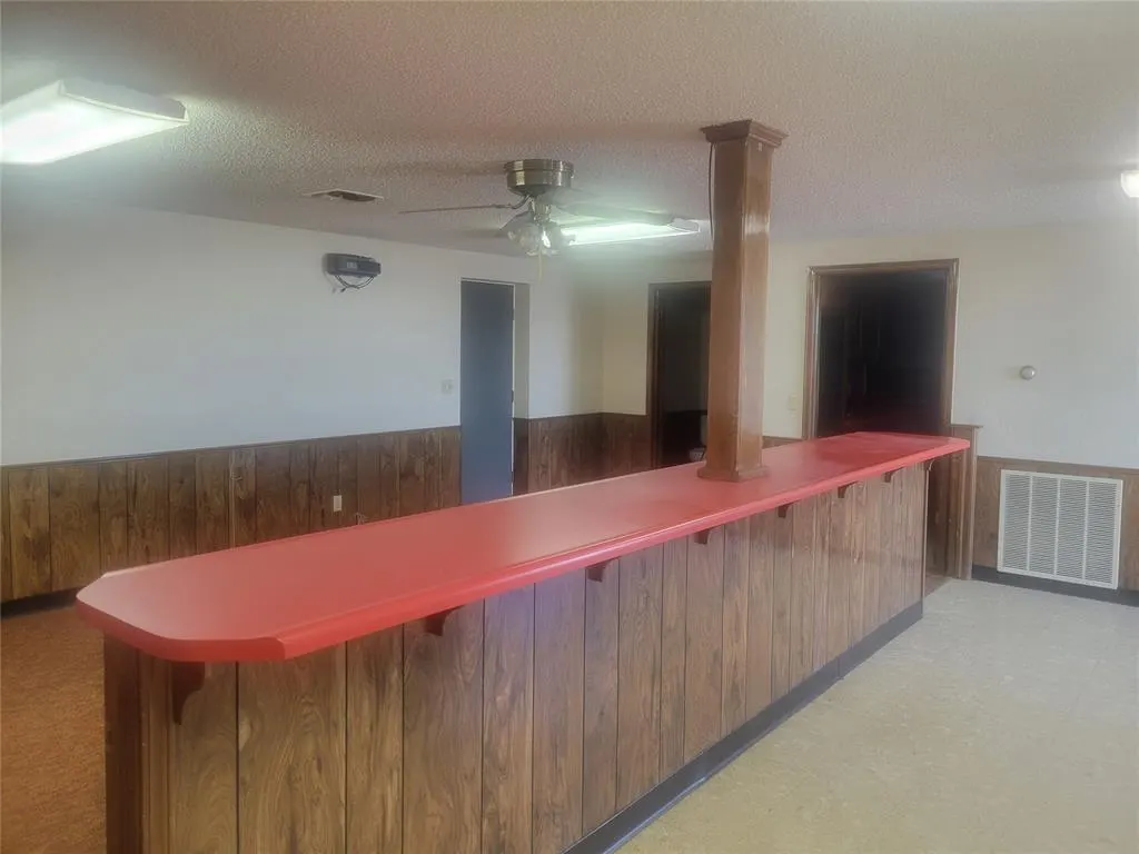 Photo 4 — 610 SE 4th Street, Lindsay, OK 73052