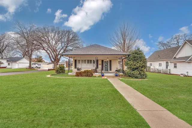 Front exterior — 821 W Broadway Avenue, Elk City, OK 73644
