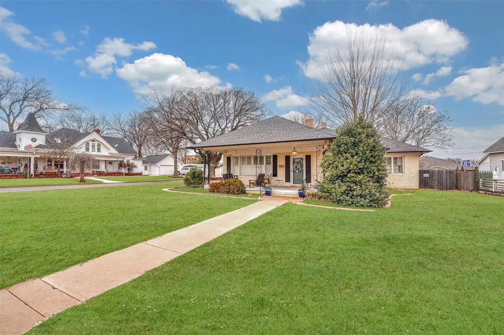 Photo 2 — 821 W Broadway Avenue, Elk City, OK 73644