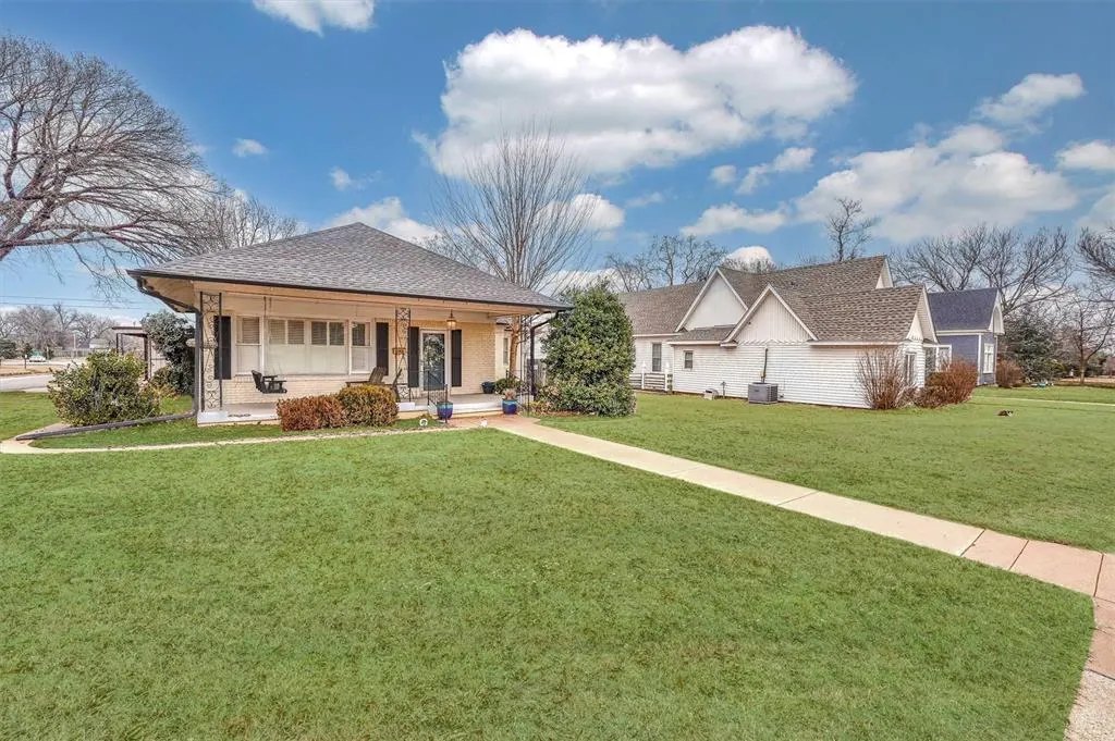 Photo 3 — 821 W Broadway Avenue, Elk City, OK 73644