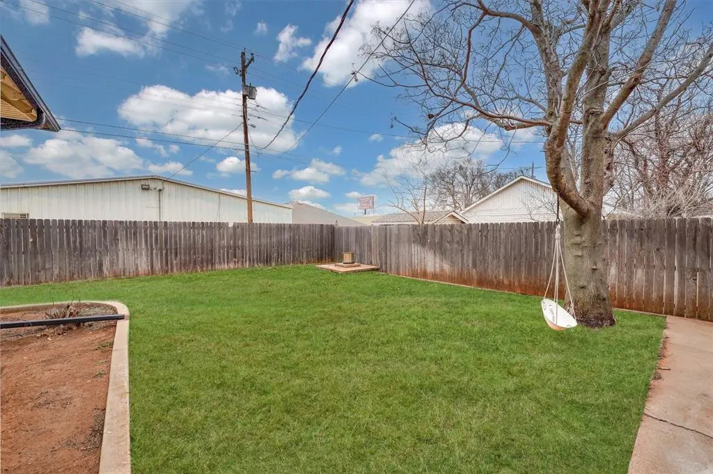 Photo 42 — 821 W Broadway Avenue, Elk City, OK 73644
