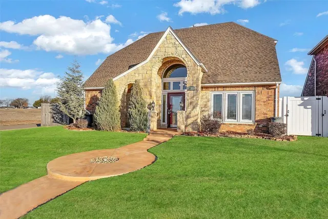 Photo 2 — 717 E 11th Street, Cordell, OK 73632