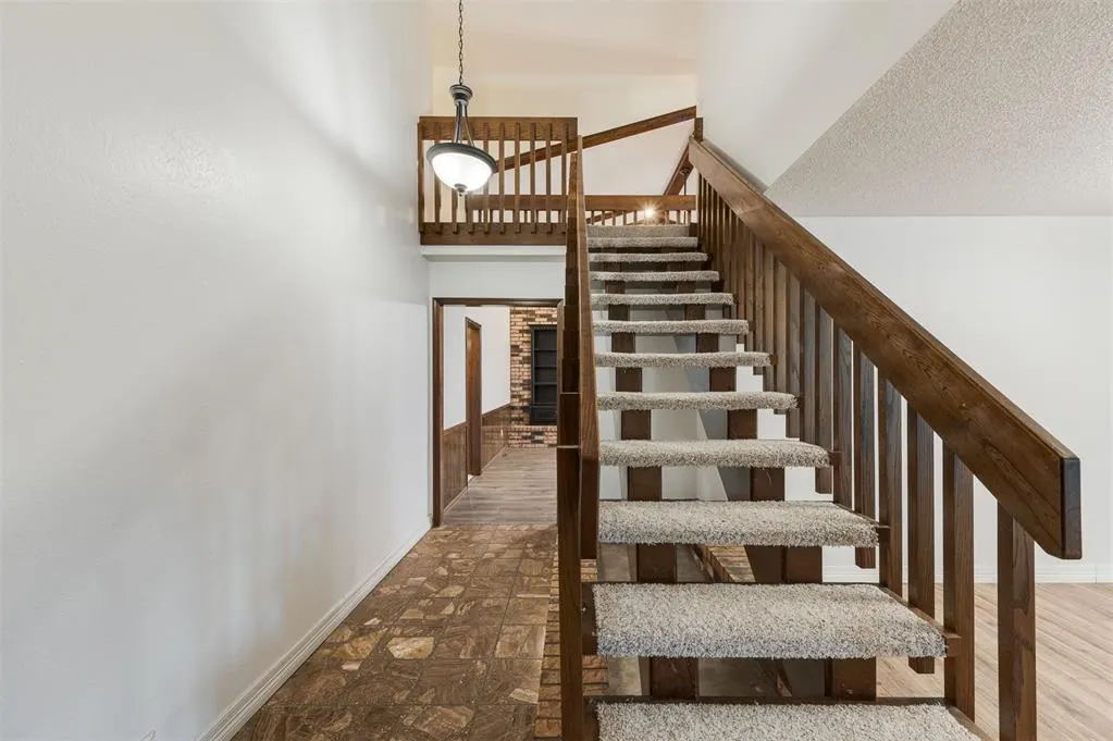 Photo 7 — 9718 Hummingbird Lane, Oklahoma City, OK 73162