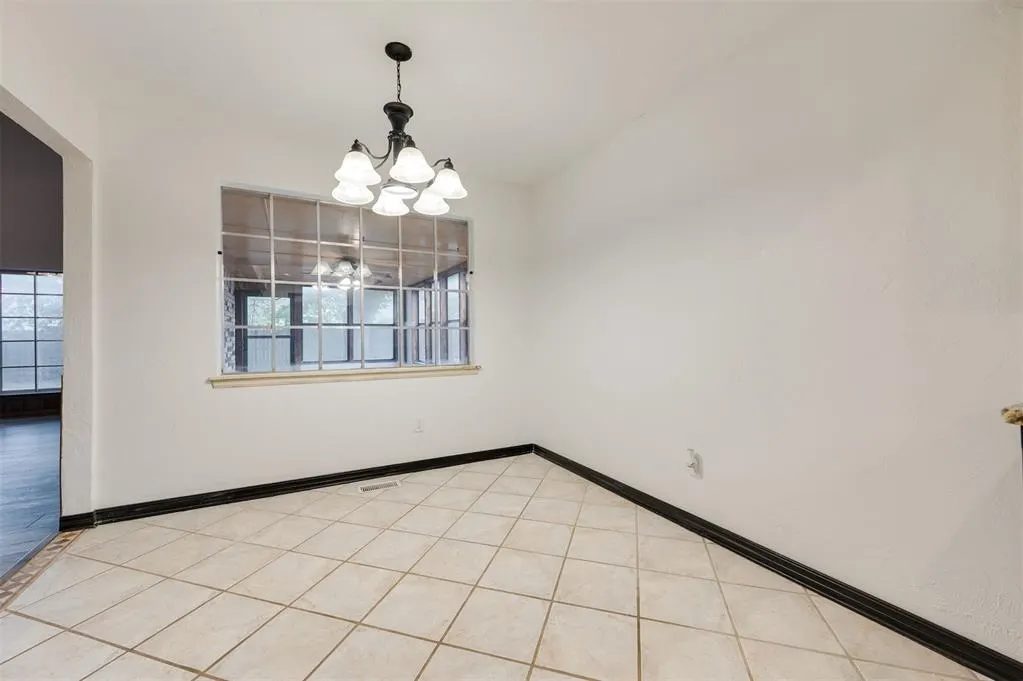 Photo 12 — 9718 Hummingbird Lane, Oklahoma City, OK 73162