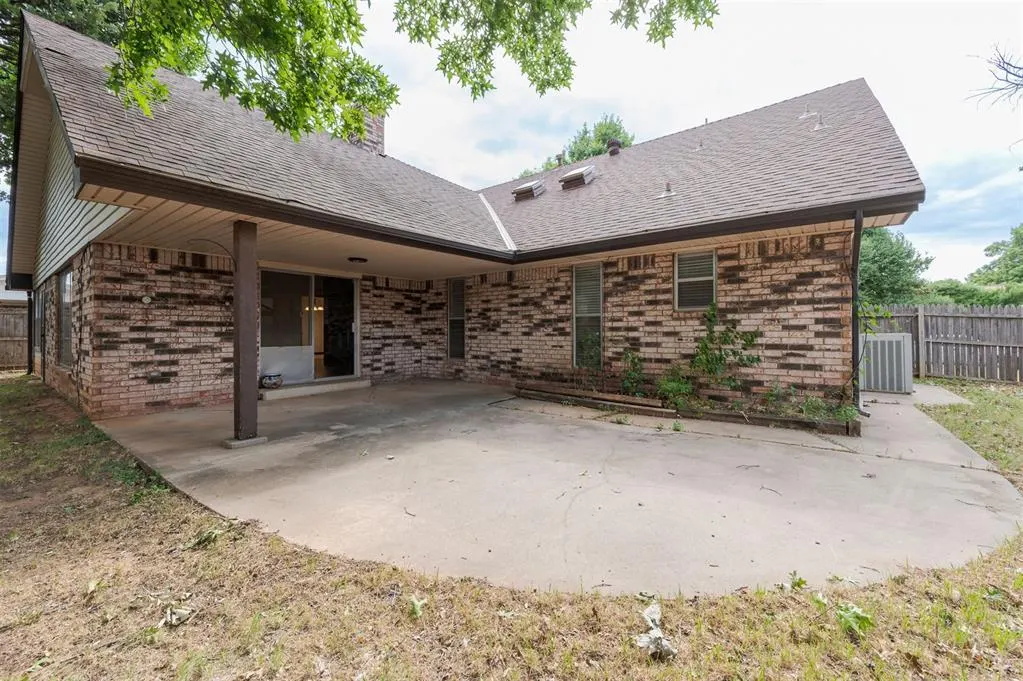 Photo 31 — 9718 Hummingbird Lane, Oklahoma City, OK 73162