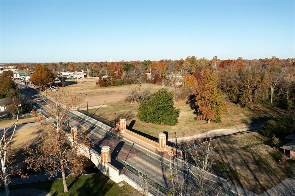 Photo 13 — 1031 W Lindsey Street, Norman, OK 73069