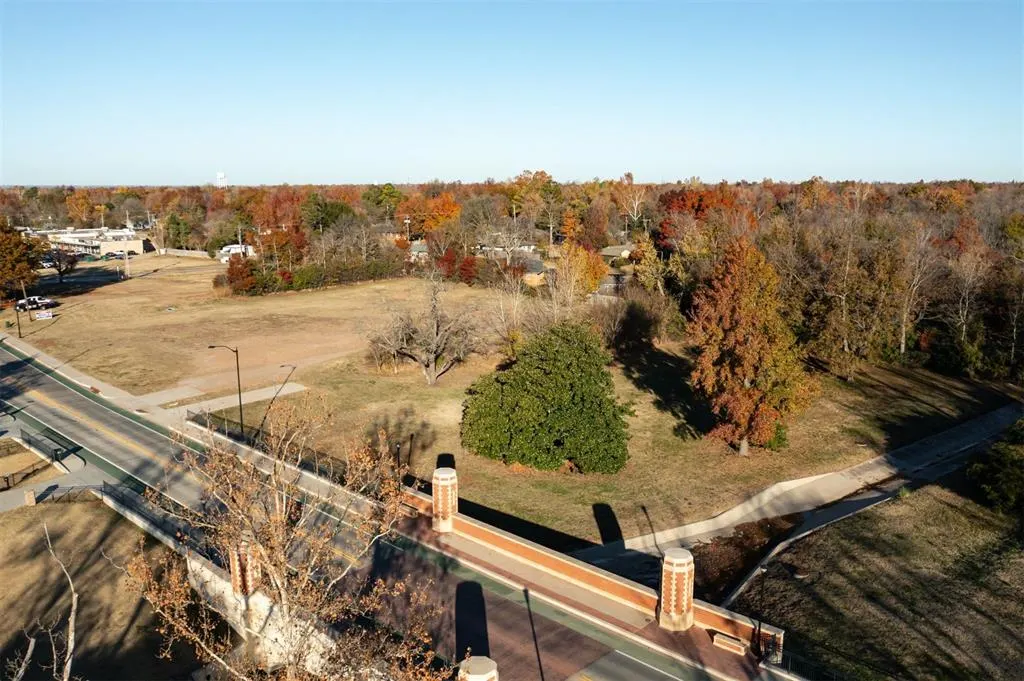 Photo 14 — 1031 W Lindsey Street, Norman, OK 73069