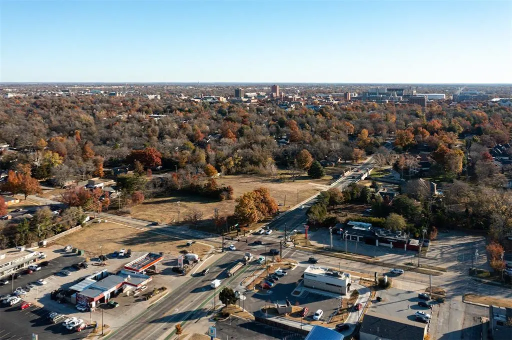 Photo 17 — 1031 W Lindsey Street, Norman, OK 73069