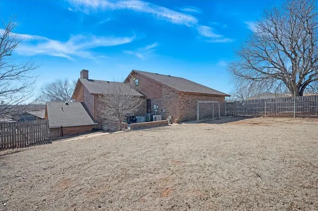 Photo 6 — 1519 Lexington Avenue, Clinton, OK 73601