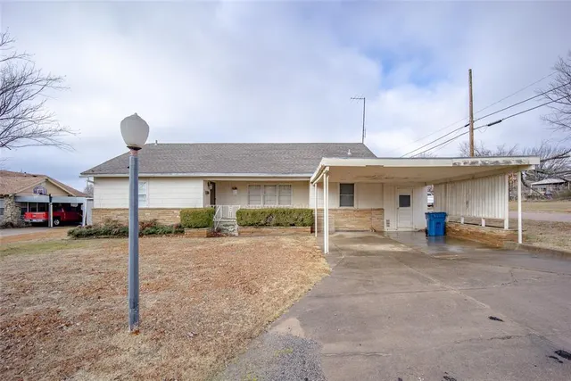 Photo 2 — 421 N Creek Avenue, Drumright, OK 74030