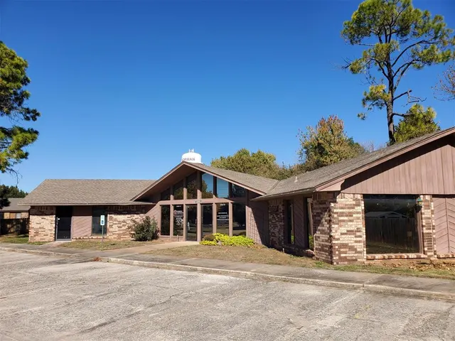 Photo 3 — 2202 Westpark Drive, Norman, OK 73069