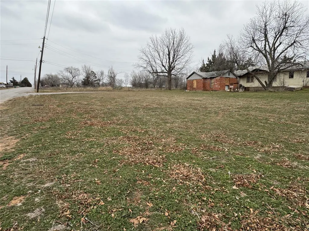Photo 2 — 429 N Kern Avenue, Mangum, OK 73554