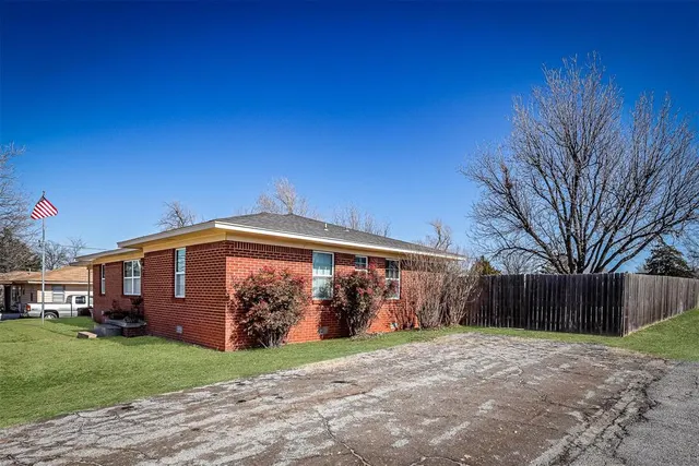 Photo 3 — 404 N Bryan Avenue, Mangum, OK 73554