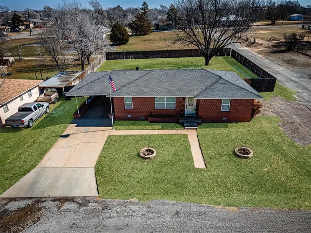 Photo 4 — 404 N Bryan Avenue, Mangum, OK 73554