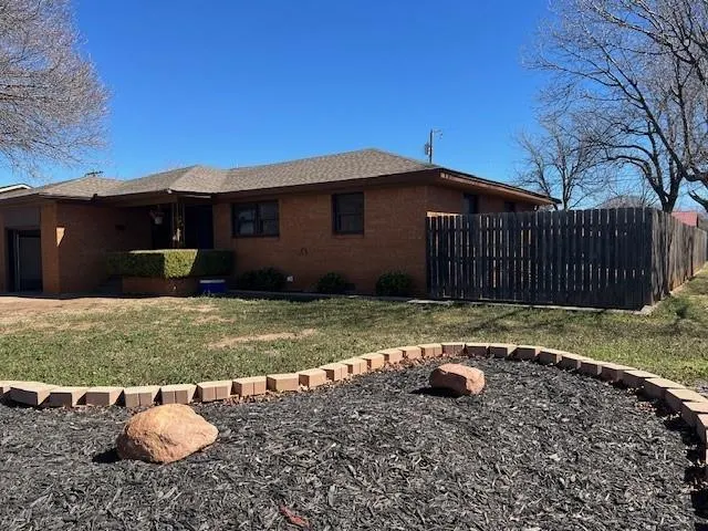 Photo 2 — 1800 Sunset Drive, Altus, OK 73521