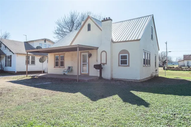Photo 2 — 709 S Broadway, Geary, OK 73040