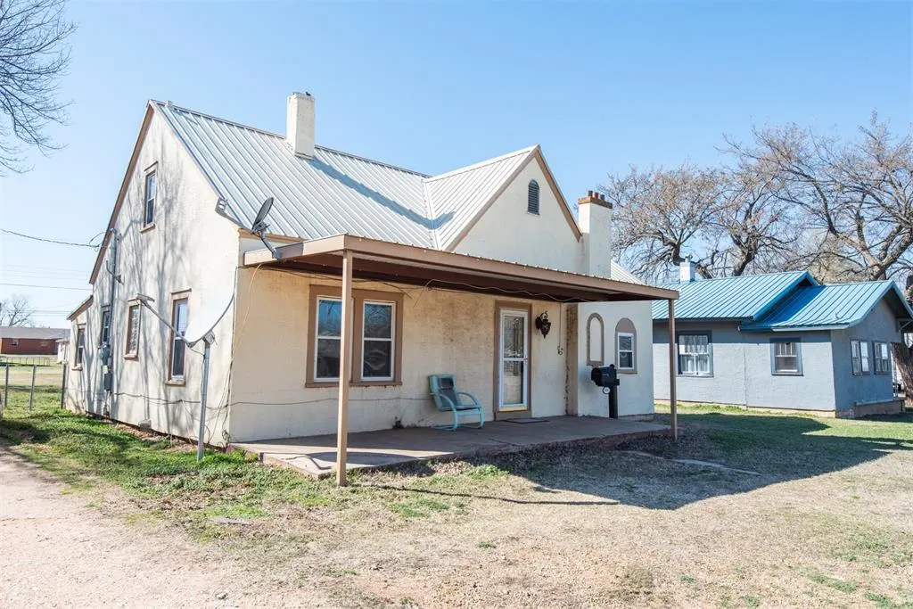Photo 3 — 709 S Broadway, Geary, OK 73040