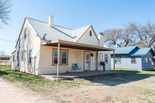 Photo 3 — 709 S Broadway, Geary, OK 73040