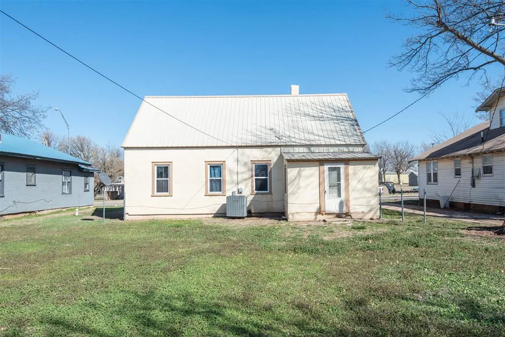 Photo 37 — 709 S Broadway, Geary, OK 73040