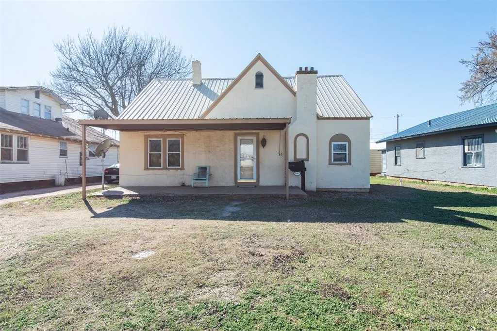 Front exterior — 709 S Broadway, Geary, OK 73040