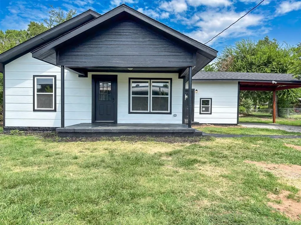 Front exterior — 1122 W Locust Street, Shawnee, OK 74801