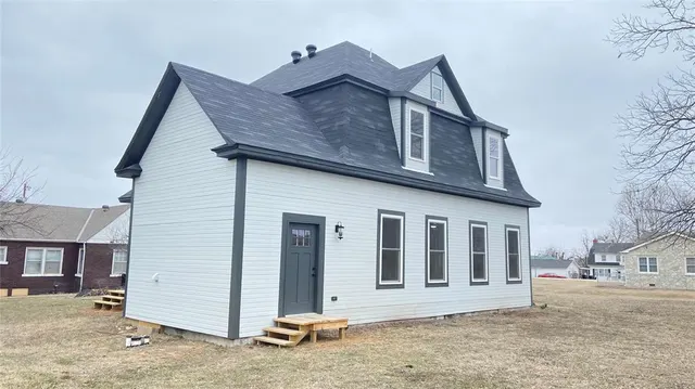 Photo 3 — 129 S 8th Street, McLoud, OK 74851