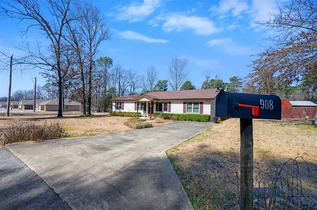 Photo 4 — 908 Circle Drive, Broken Bow, OK 74728