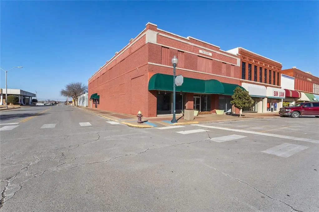 Photo 2 — 521 Frisco Avenue, Clinton, OK 73601