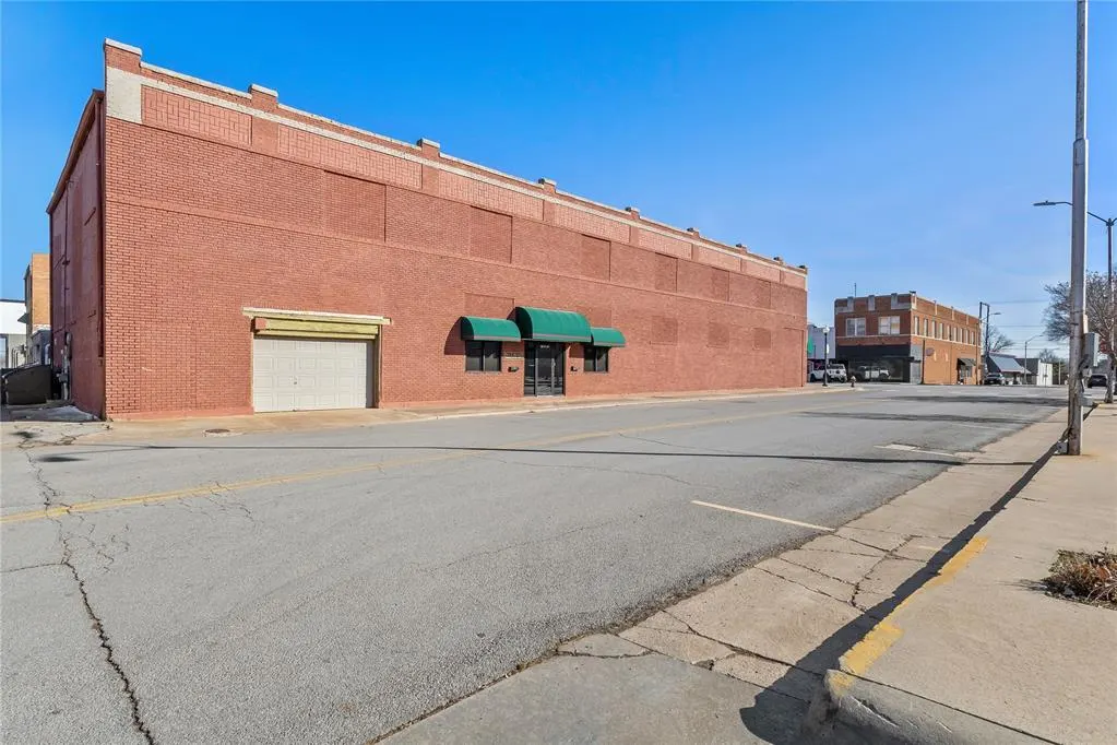 Photo 4 — 521 Frisco Avenue, Clinton, OK 73601