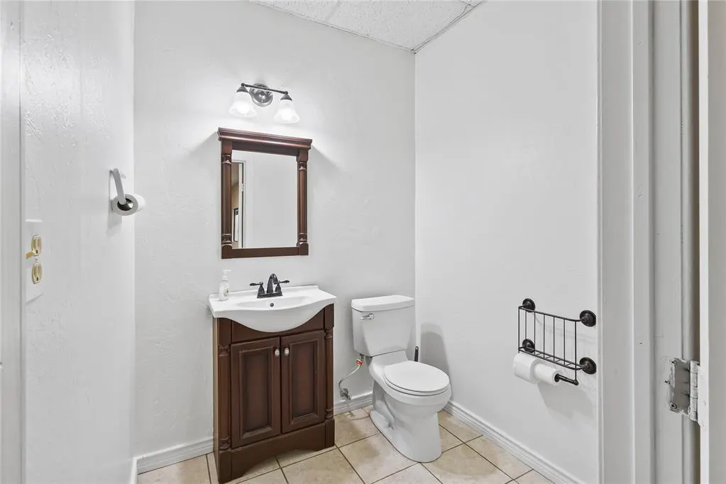 Photo 11 — 521 Frisco Avenue, Clinton, OK 73601