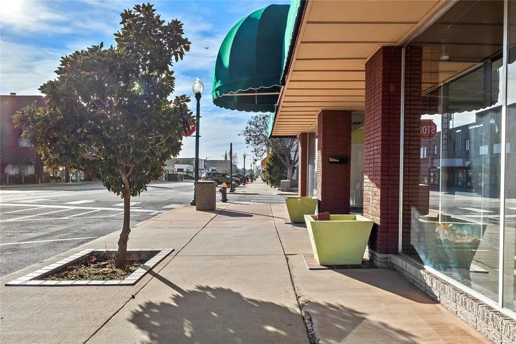 Photo 38 — 521 Frisco Avenue, Clinton, OK 73601