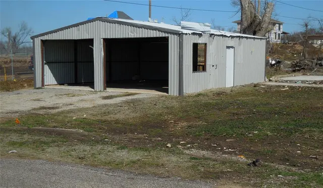 Front exterior — 4 E Tahlequah Avenue, Sulphur, OK 73086