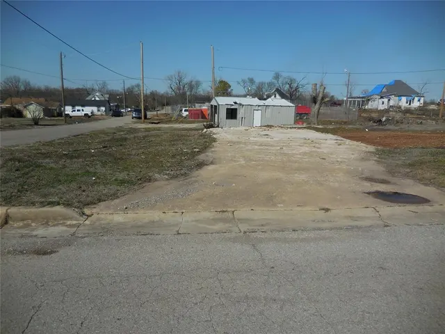 Photo 3 — 4 E Tahlequah Avenue, Sulphur, OK 73086