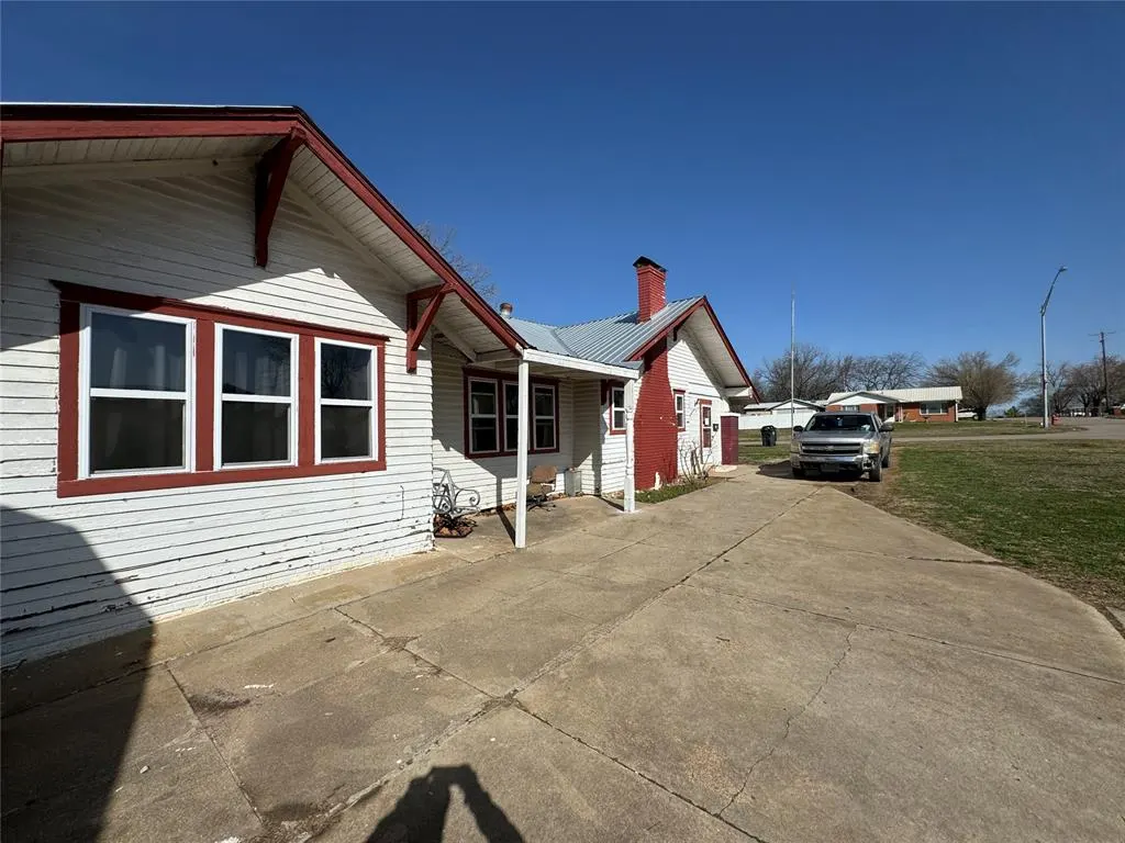 Photo 2 — 220 W 3rd Street, Konawa, OK 74849