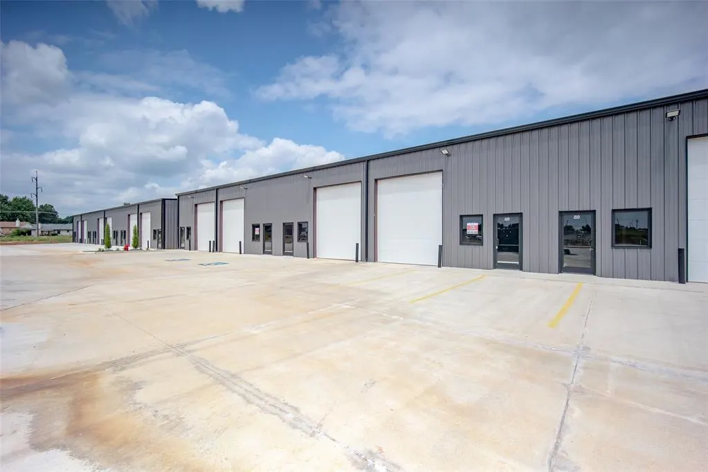 Photo 3 — 8101 Silver Crossing 230/250, Oklahoma City, OK 73132