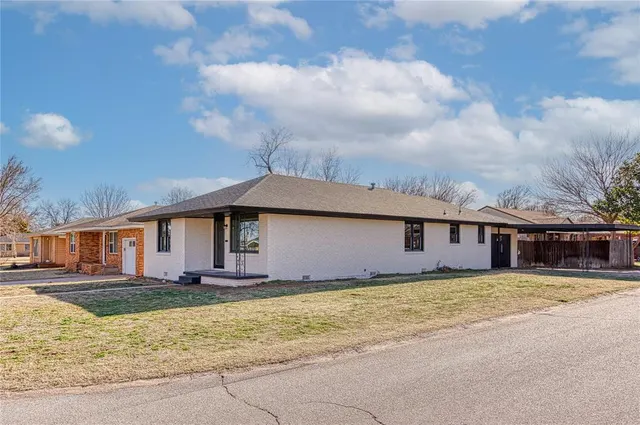 Front exterior — 1123 Bedford Drive, Elk City, OK 73644