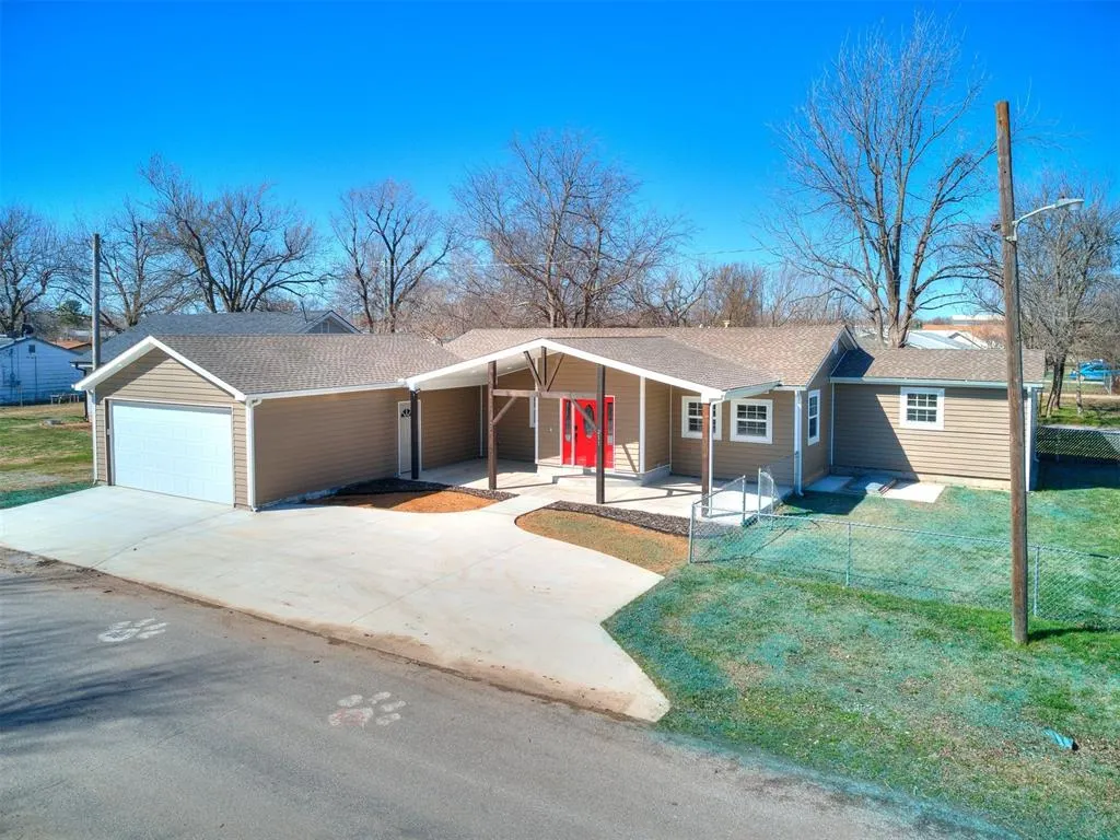 Front exterior — 211 NW 6th Street, Minco, OK 73059