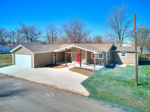 Front exterior — 211 NW 6th Street, Minco, OK 73059