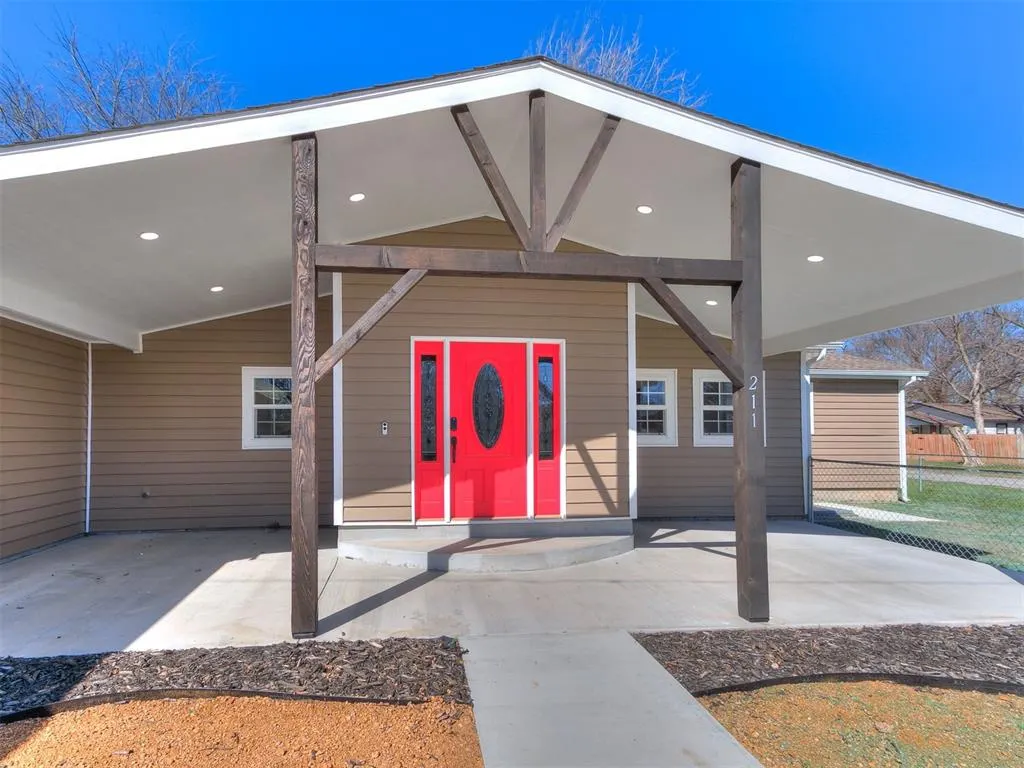 Photo 2 — 211 NW 6th Street, Minco, OK 73059