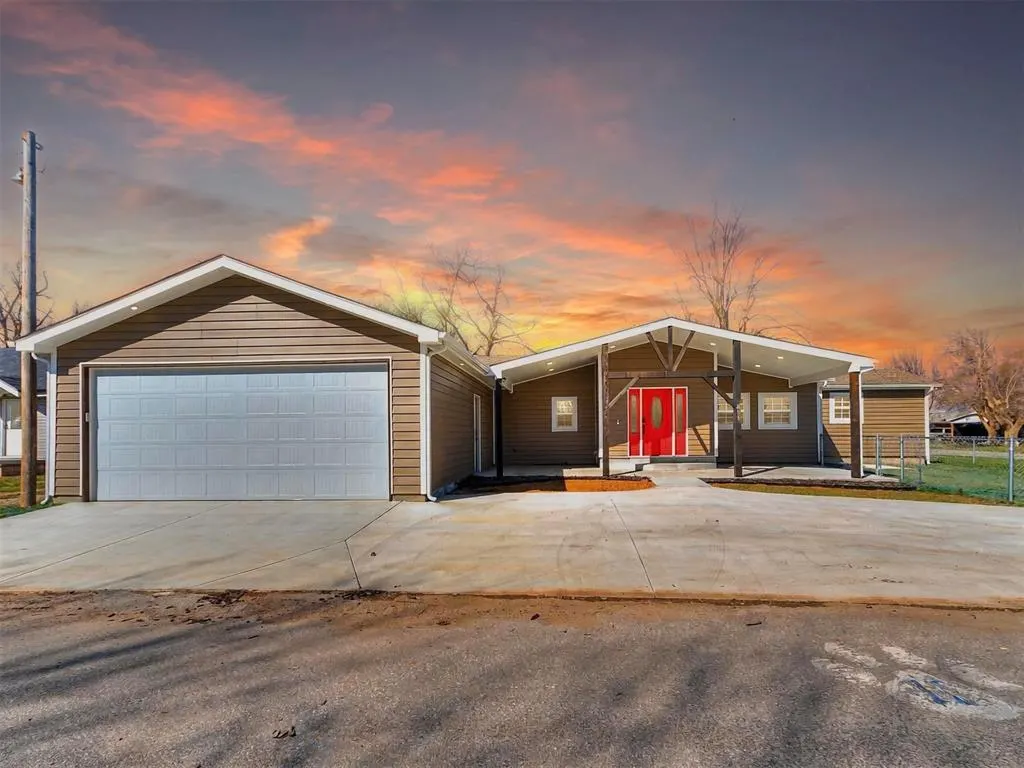 Photo 3 — 211 NW 6th Street, Minco, OK 73059